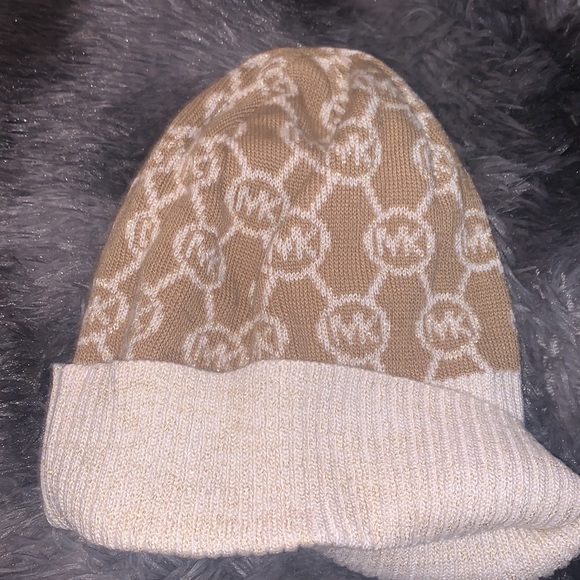 - Micheal kors beanie - Picture 3 of 5